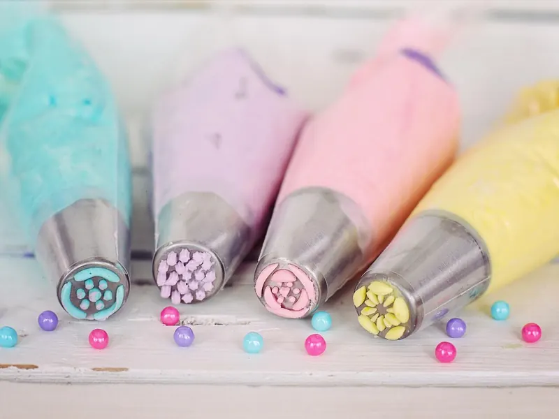 A cake decorating set