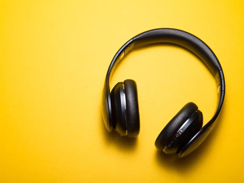 Noise-cancelling headphones